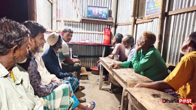 প্রযুক্তি বদলেছে, বদলায়নি অভ্যাস, আশি-নব্বইয়ের সেই আড্ডা এখনো বেঁচে আছে ফুলবাড়ীর গ্রামাঞ্চলে !