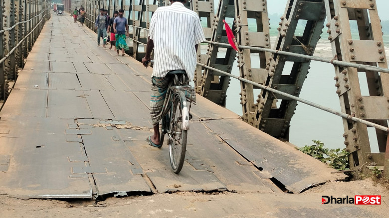 সেতু আছে, নিরাপত্তা নেই: সোনাহাটে জোড়াতালির সেতুতে ঝুঁকির যাতায়াত