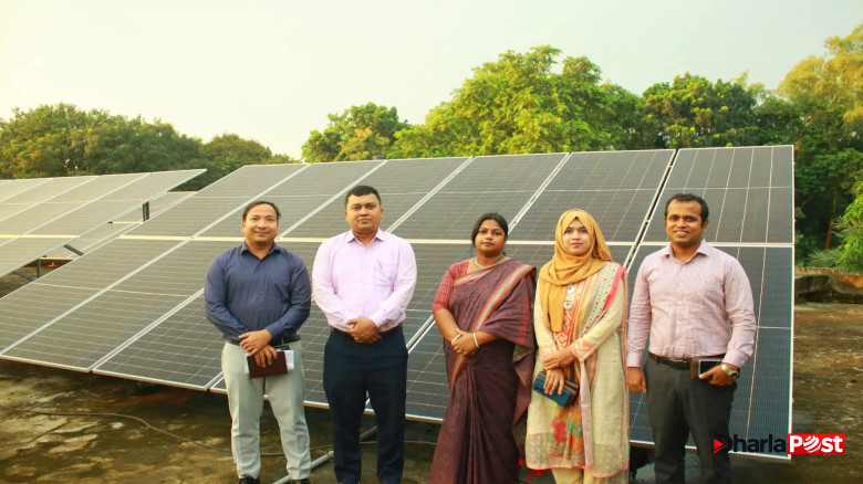 কুড়িগ্রাম জেলা প্রশাসকের কার্যালয়ে ৪৫ কিলোওয়াটের রুফটপ সোলার স্থাপন কুড়িগ্রাম প্রতিনিধি: নবায়নযোগ্য জ্বালানি ব্যবহারে নতুন দৃষ্টান্ত স্থাপন করেছে কুড়িগ্রাম জেলা প্রশাসকের কার্যালয়। সরকারের অগ্রাধিকার প্রকল্প বাস্তবায়নের অংশ হিসেবে মন্ত্রিপরিষদ বিভাগের নির্দেশনা অনুযায়ী জেলা প্রশাসকের কার্যালয়ের ছাদে ৪৫ কিলোওয়াট ক্ষমতাসম্পন্ন রুফটপ সোলার প্যানেল স্থাপন করা হয়েছে। সৌরবিদ্যুৎ ব্যবস্থাটি চালুর মাধ্যমে জেলা প্রশাসকের কার্যালয়ে পরিবেশবান্ধব ও নবায়নযোগ্য জ্বালানির ব্যবহার আরও সম্প্রসারিত হলো। উৎপাদিত বিদ্যুৎ ব্যবহারের পাশাপাশি অতিরিক্ত বিদ্যুৎ জাতীয় গ্রিডে যুক্ত হচ্ছে। সংশ্লিষ্টরা জানান, রুফটপ সোলার প্যানেল স্থাপনের ফলে বিদ্যুৎ সাশ্রয়ের পাশাপাশি জীবাশ্ম জ্বালানির ওপর নির্ভরতা কমবে। একই সঙ্গে সরকারি দপ্তরগুলোতে নবায়নযোগ্য জ্বালানির ব্যবহার বাড়াতে এটি গুরুত্বপূর্ণ ভূমিকা রাখবে। জেলা প্রশাসকের কার্যালয়ের ছাদে স্থাপিত এ সৌরবিদ্যুৎ প্রকল্পকে পরিবেশবান্ধব জ্বালানি ব্যবহারে কুড়িগ্রামের একটি ইতিবাচক ও সময়োপযোগী উদ্যোগ হিসেবে দেখছেন সংশ্লিষ্টরা।
