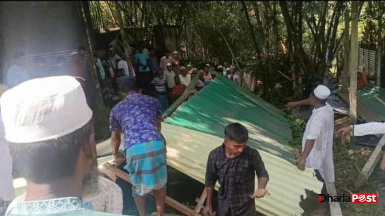 প্রতিবেশীর সঙ্গে বিরোধে রাস্তা বন্ধ, ঘর ভেঙে মরদেহ দাফন করলেন এলাকাবাসী