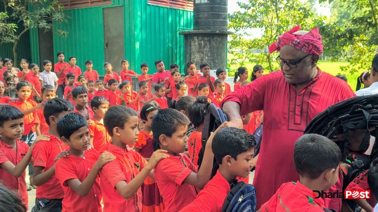 দুর্গম চরের শিশুদের শিক্ষা উপকরণ দিল চর উন্নয়ন পরিষদ: ঝরে পড়া ও বাল্যবিয়ে রোধে চরে ভাসমান স্কুল ও মাধ্যমিক বিদ্যালয় প্রতিষ্ঠার দাবি