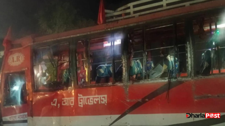 নিয়ন্ত্রণ হারিয়ে সড়কের ডিভাইডারে বাসের ধাক্কা, হেলপার নিহত, আহত ২৫